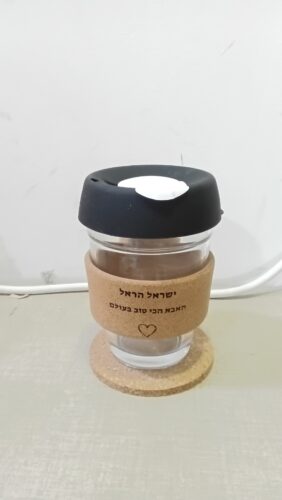 כוס זכוכית מפנקת לשתייה חמה עם חבק איכותי ותחתית שעם עם חריטה אישית photo review