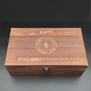 מארז כוסות וויסקי מעץ מלא ויוקרתי, עם 9 אבני קרח - זוגי וחריטה אישית