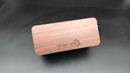קוביית שעון יוקרתית מעץ מעוצב מטעינה אלחוטית + כיתוב אישי; photo review