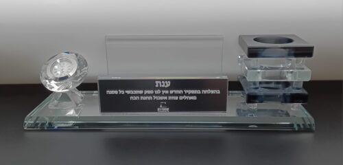 מעמד שולחני קריסטלי יוקרתי עם שעון וחריטה אישית photo review