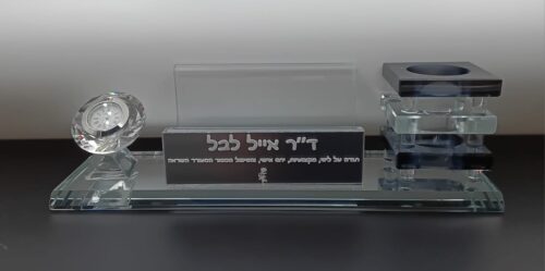 מעמד שולחני קריסטלי יוקרתי עם שעון וחריטה אישית photo review