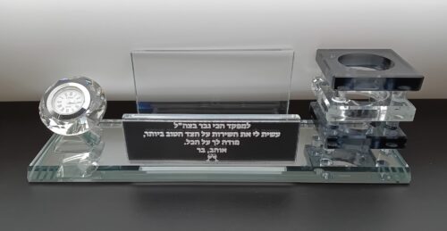 מעמד שולחני קריסטלי יוקרתי עם שעון וחריטה אישית photo review