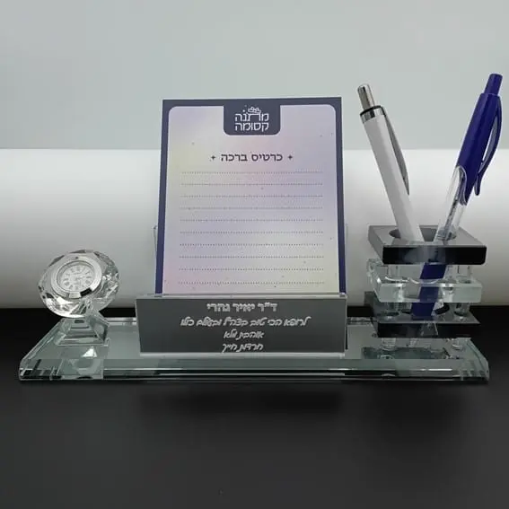 מתנה לרופא: מעמד שולחני קריסטלי יוקרתי עם שעון + חריטה אישית