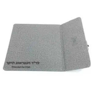 מתנה לרופא: פד מיוחד לעכבר בשילוב מטען אלחוטי איכותי לנייד + כיתוב אישי