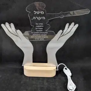 מעמד פטיש שופט עם ידיים אוחזות עם חריטה אישית