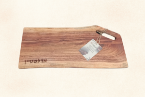 בוצ'ר / קרש הגשה מרשים מעץ שיטה במראה טבעי עם חריטה אישית