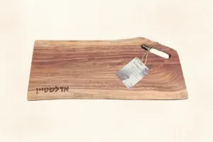 בוצ'ר / קרש הגשה מרשים מעץ שיטה במראה טבעי עם חריטה אישית