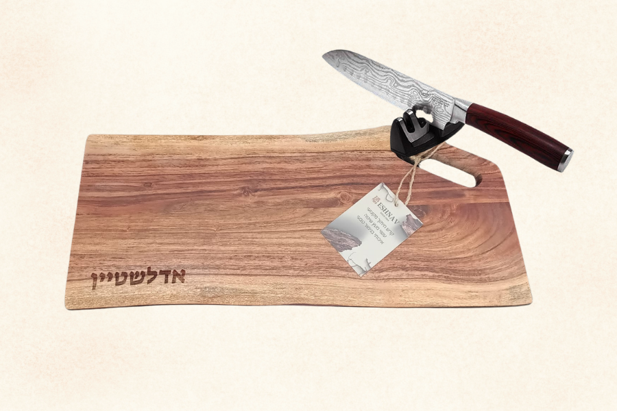 בוצ'ר / קרש הגשה מרשים עם סכין שף, משחזת וחריטה אישית
