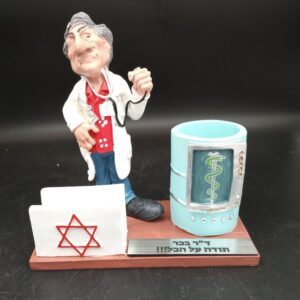 מתנה מיוחדת לרופא: מעמד שולחני עם פסלון חרסינה וחריטה אישית