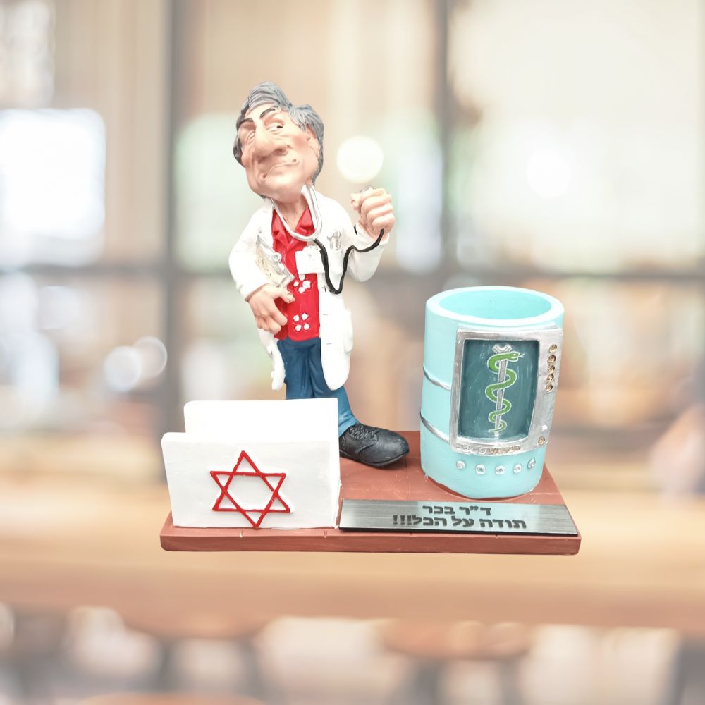 מתנה מיוחדת לרופא: מעמד שולחני עם פסלון חרסינה וחריטה אישית
