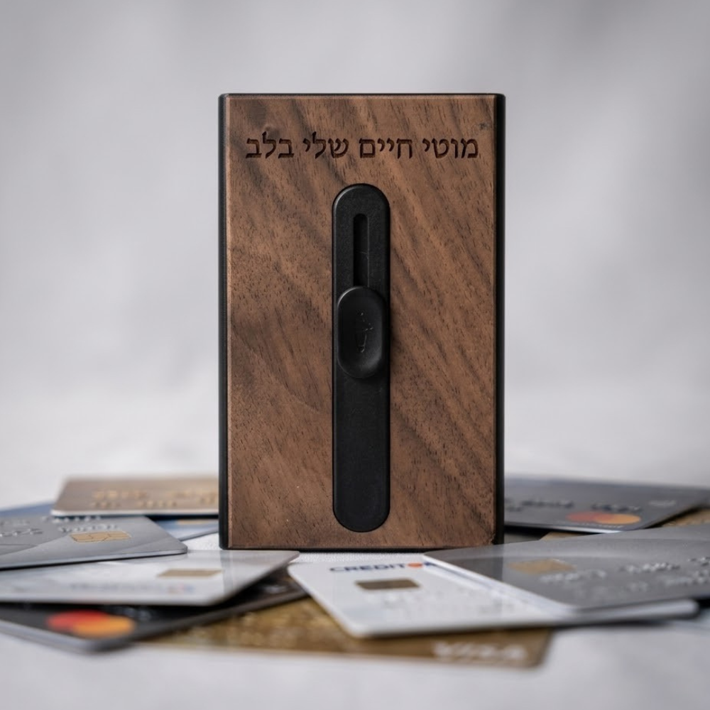 שולף כרטיסי אשראי עם חסימת RFID בגימור עץ יוקרתי עם כרטיסים עם חריטה