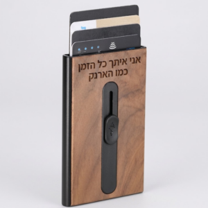 שולף כרטיסי אשראי עם חסימת RFID בגימור עץ יוקרתי עם כרטיסים עם חריטה