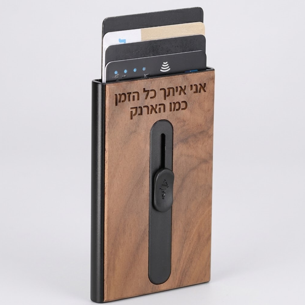 שולף כרטיסי אשראי עם חסימת RFID בגימור עץ יוקרתי עם כרטיסים עם חריטה