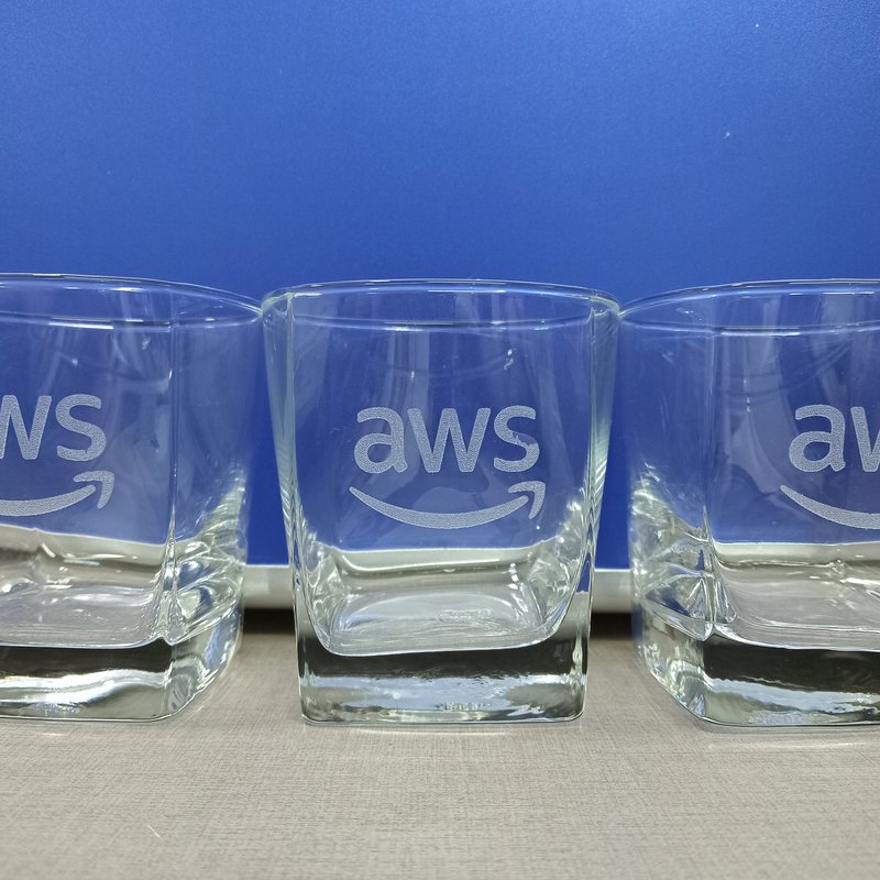 כוסות ויסקי עם חריטת לוגו של AWS